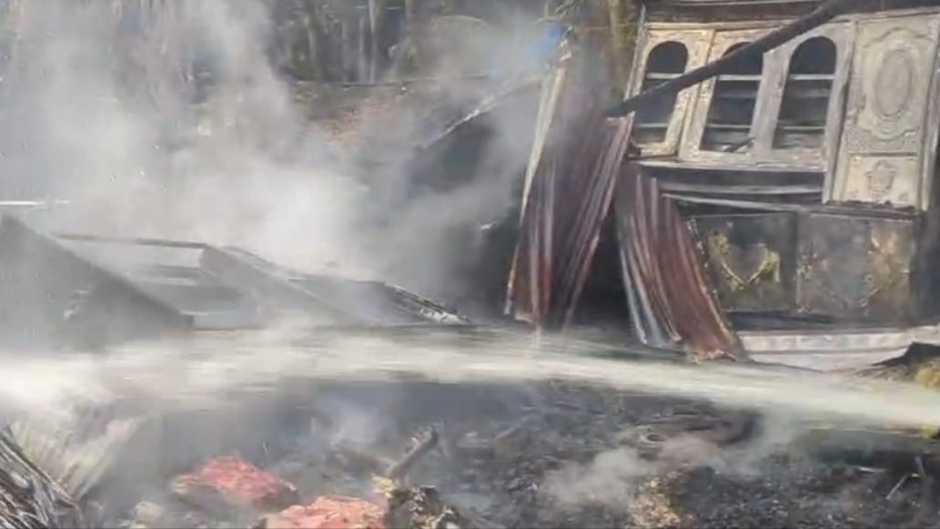 লক্ষ্মীপুরে অগ্নিকান্ডে ৪ মাস বয়সী এক শিশুর মৃত্যু, ৩ বসতঘর পুড়ে ছাই